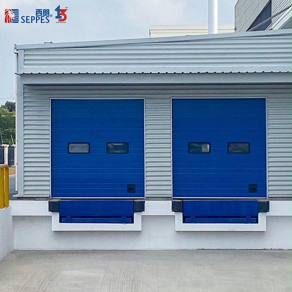 订制蓝色门板与装卸货平台联动 订制蓝色门板与装卸货平台联动