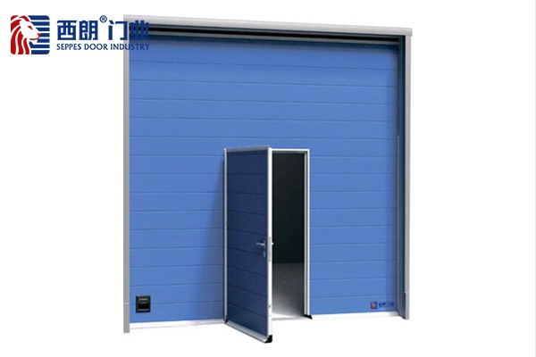 带小门的提升门