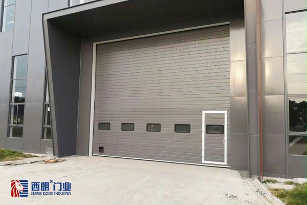 带小门的提升门