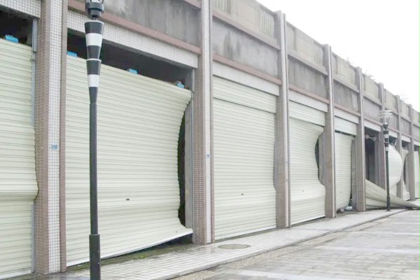 卷帘门被吹坏 卷帘门被吹坏