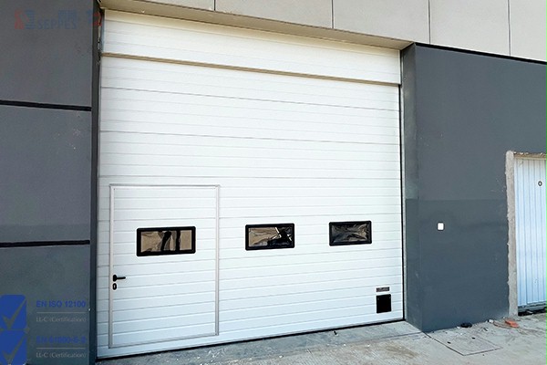 开小门的工业提升门