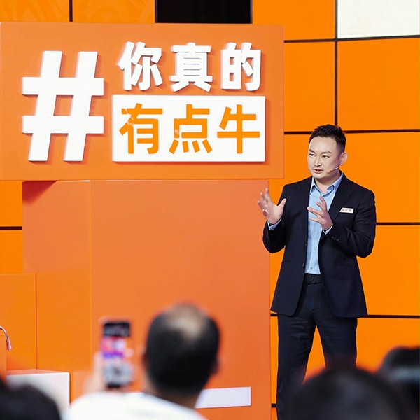 西朗门业总经理杨元嘉在真牛奖现场激辩中 西朗门业总经理杨元嘉在真牛奖现场激辩中