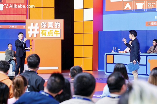 西朗门业总经理杨元嘉与对手辩论 西朗门业总经理杨元嘉与对手辩论