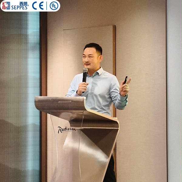 西朗门业董事长杨元嘉在外贸峰会解答外贸企业问题