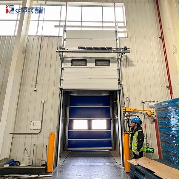 提升门与快速门双门联动 提升门与快速门双门联动